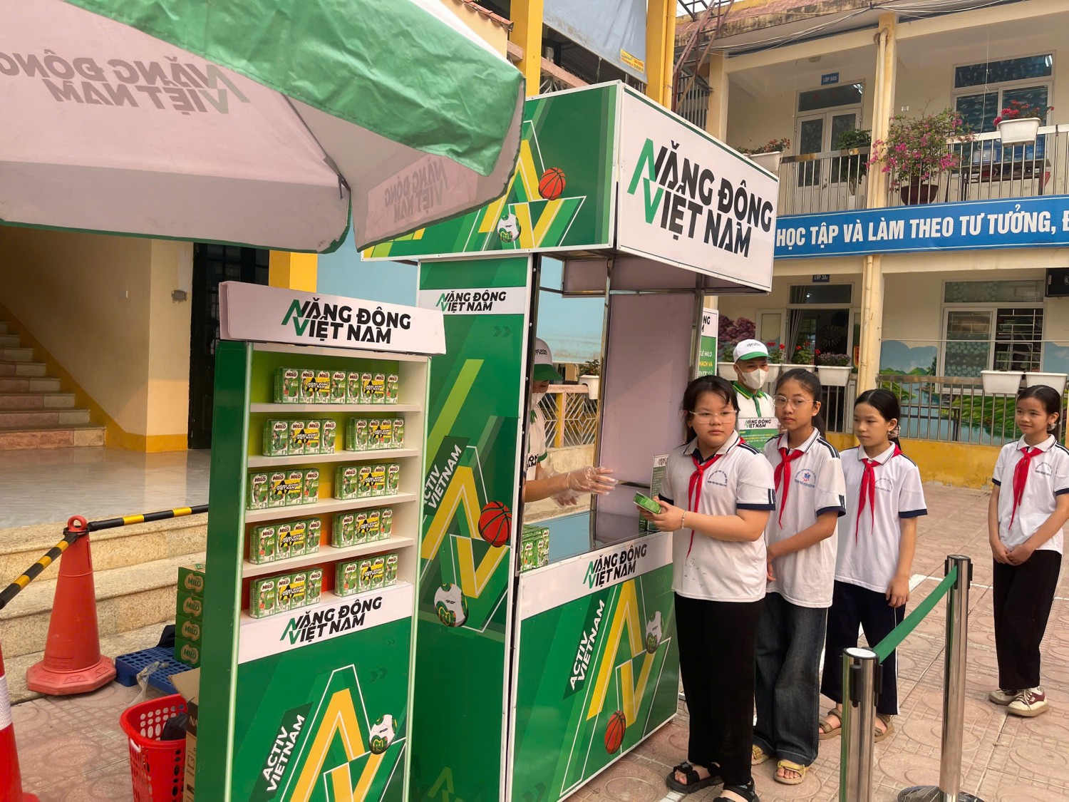 TRAO YÊU THƯƠNG, GỬI DINH DƯỠNG ĐẾN HỌC SINH TRƯỜNG TIỂU HỌC TÔ VĨNH DIỆN
