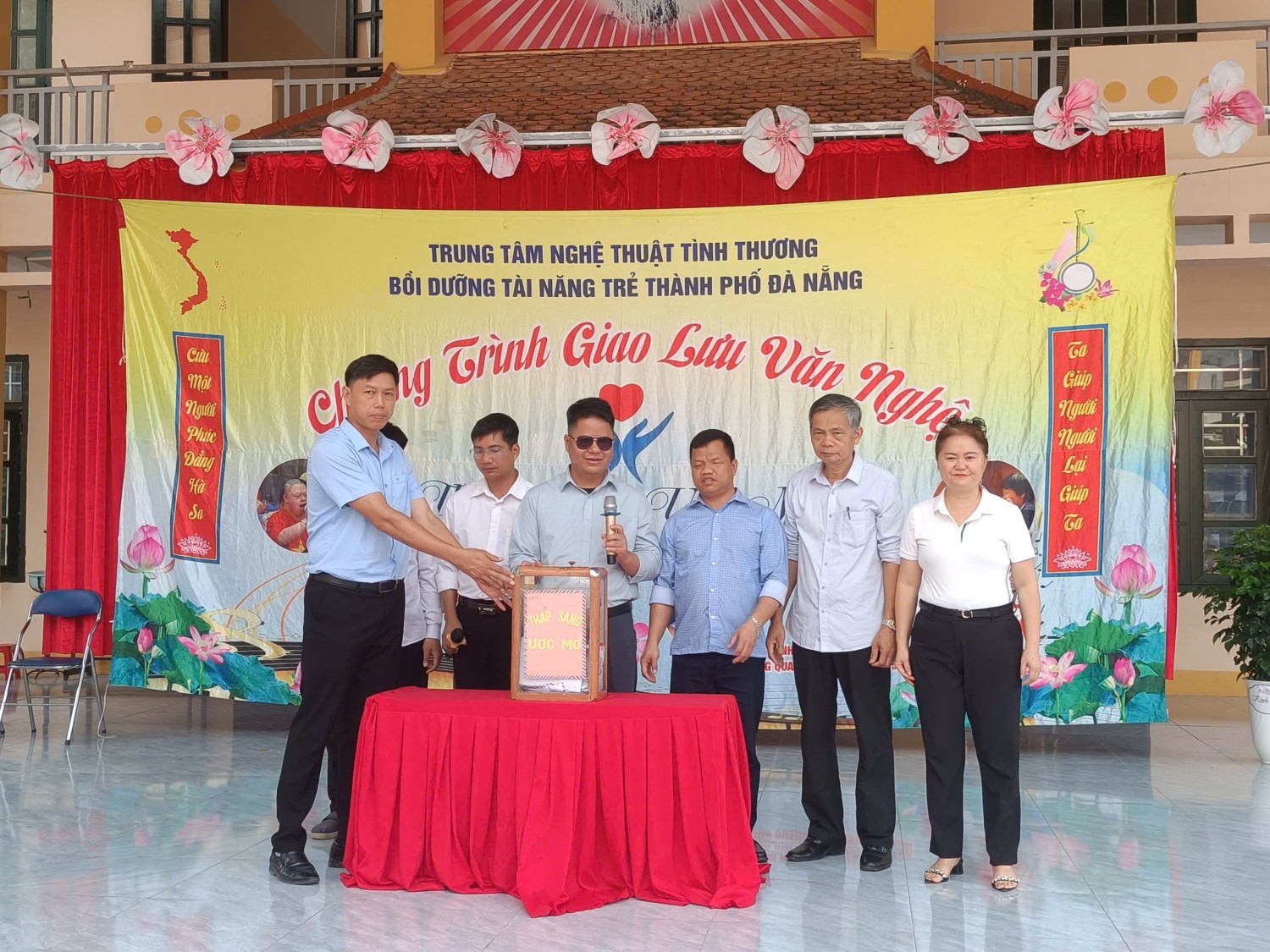 GIAO LƯU VĂN NGHỆ “THẮP SÁNG ƯỚC MƠ” LAN TỎA YÊU THƯƠNG TẠI TRƯỜNG TIỂU HỌC TÔ VĨNH DIỆN