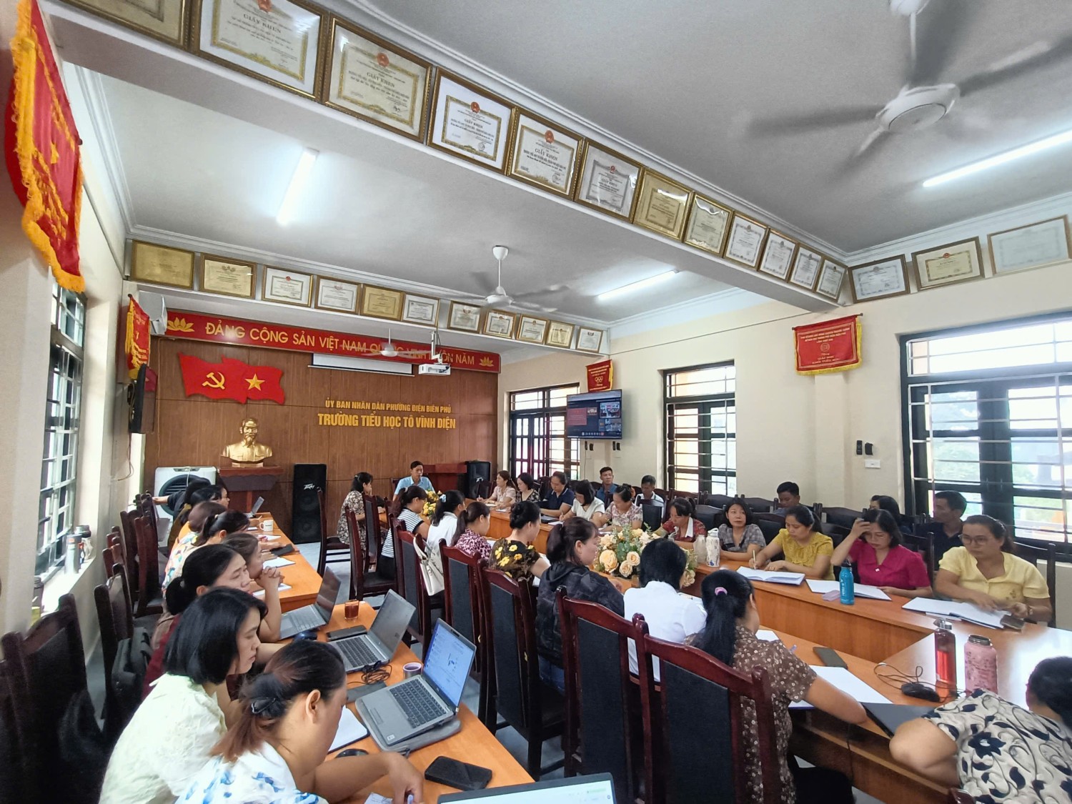 CÁN BỘ, GIÁO VIÊN TRƯỜNG TIỂU HỌC TÔ VĨNH DIỆN TÍCH CỰC THAM GIA LỚP BỒI DƯỠNG, TẬP HUẤN LÝ LUẬN CHÍNH TRỊ  HÈ NĂM 2026