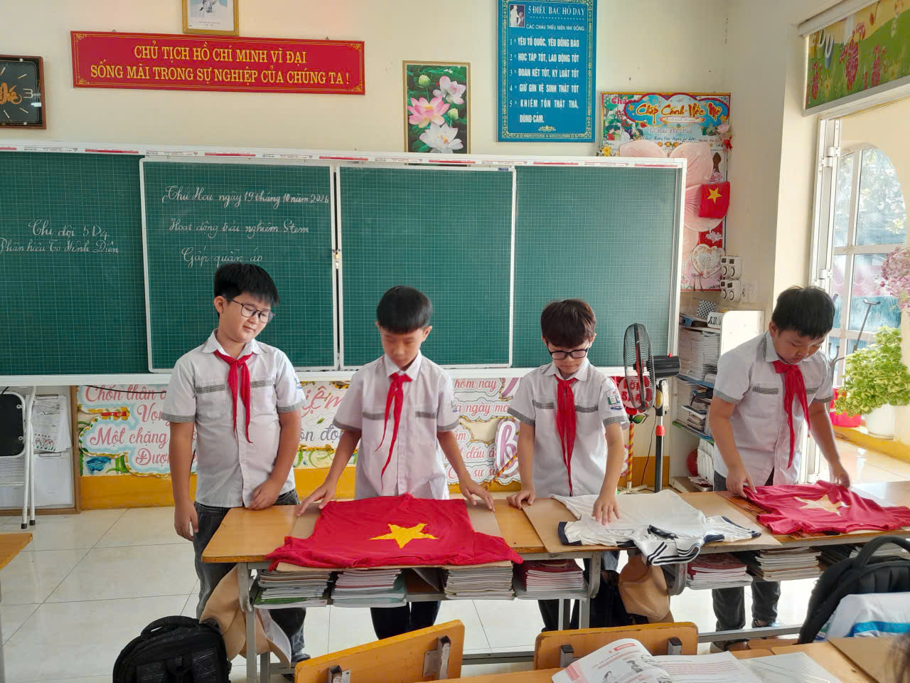 TỔ CHỨC HOẠT ĐỘNG TRẢI NGHIỆM STEM CHÀO MỪNG NGÀY PHỤ NỮ VIỆT NAM 20/10. VỚI CHỦ ĐỀ: “KHÉO TAY SÁNG TẠO - GẤP ÁO YÊU THƯƠNG”