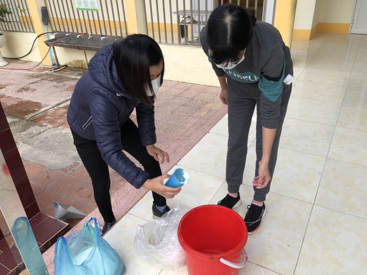 TRƯỜNG TIỂU HỌC TÔ VĨNH DIỆN THỰC HIỆN VỀ SINH, KHỬ KHUẨN CHUẨN BỊ ĐÓN HỌC SINH ĐI HỌC TRỞ LẠI SAU KHI HỌC SINH TẠM DỪNG ĐẾN TRƯỜNG DO DỊCH BỆNH COVID- 19