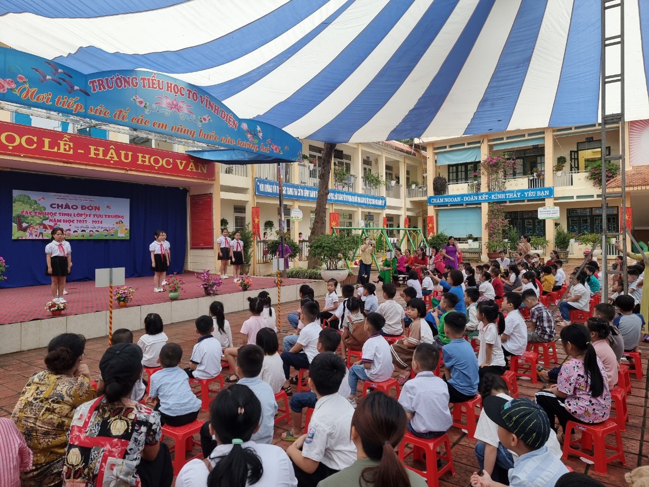 TRƯỜNG TIỂU HỌC TÔ VĨNH DIỆN HÂN HOAN CHÀO ĐÓN CÁC EM HỌC SINH LỚP 1 VỀ TỰU TRƯỜNG CHÀO ĐÓN NĂM HỌC MỚI 2023-2024