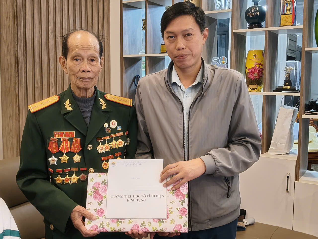 TRƯỜNG TIỂU HỌC TÔ VĨNH DIỆN TỔ CHỨC THĂM HỎI, TẶNG QUÀ CÁC GIA ĐÌNH CHÍNH SÁCH NHÂN KỈ NIỆM 80 THÀNH LẬP QUÂN ĐỘI NHÂN DÂN VIỆT NAM