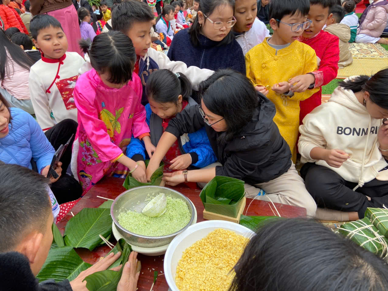 TRƯỜNG TIỂU HỌC TÔ VĨNH DIỆN TƯNG BỪNG VÀ RỰC RỠ SẮC XUÂN