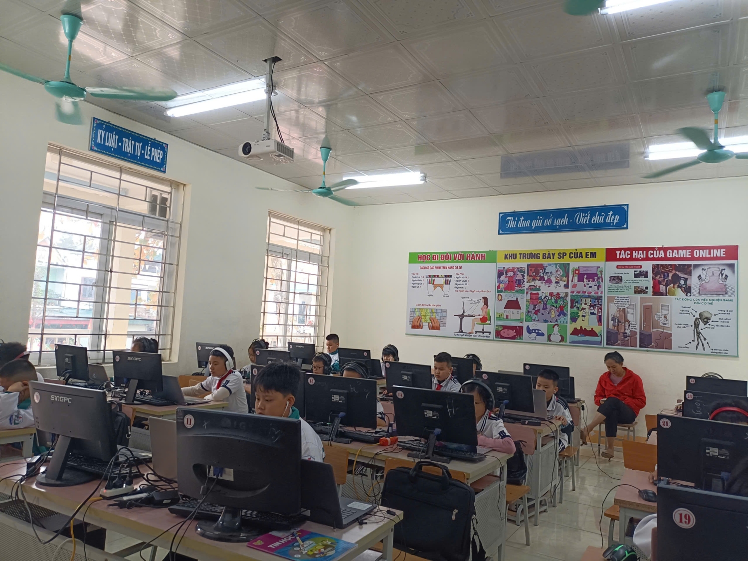 Trường Tiểu học Tô Vĩnh Diện tổ chức cuộc thi Olympic Tiếng Anh trên Internet (IOE) cấp tỉnh năm học 2024-2025