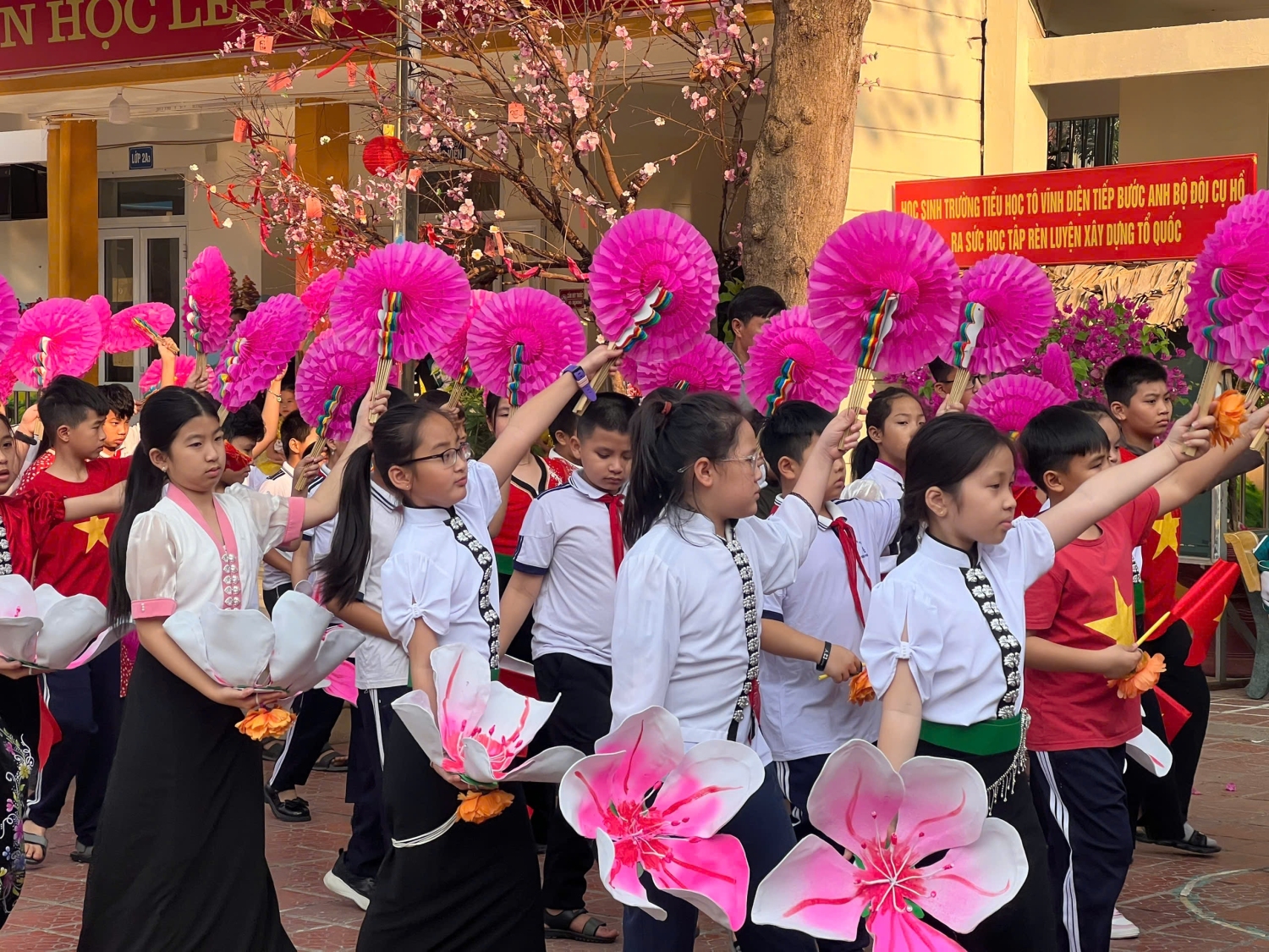 CÔNG TÁC CHUẨN BỊ CHO LỄ HỘI HOA BAN NĂM 2025 CỦA  TRƯỜNG TIỂU HỌC TÔ VĨNH DIỆN