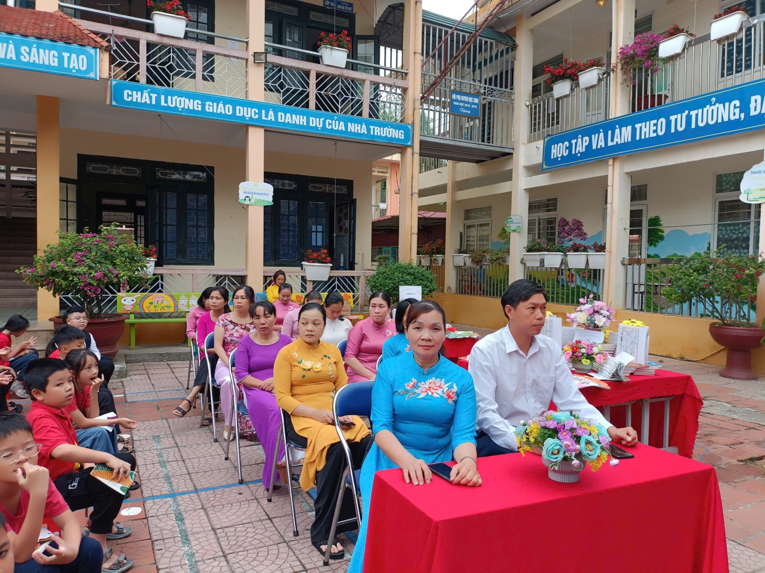 TRƯỜNG TIỂU HỌC TÔ VĨNH DIỆN RỘN RÀNG NGÀY HỘI SÁCH – LAN TỎA TRI THỨC, NUÔI DƯỠNG TÂM HỒN