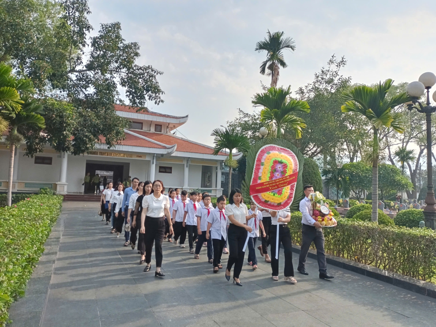TRƯỜNG TIỂU HỌC TÔ VĨNH DIỆN THAM GIA LỄ VIẾNG NGHĨA TRANG LIỆT SĨ HIM LAM NHÂN KỶ NIỆM 71 NĂM CHIẾN THẮNG ĐIỆN BIÊN PHỦ (07/5/1954 – 07/5/2025)