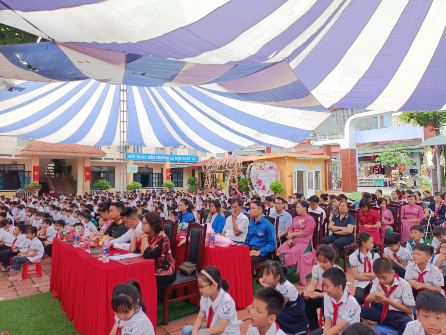 TRƯỜNG TIỂU HỌC TÔ VĨNH DIỆN TỔ CHỨC LỄ TỔNG KẾT NĂM HỌC 2024 - 2025