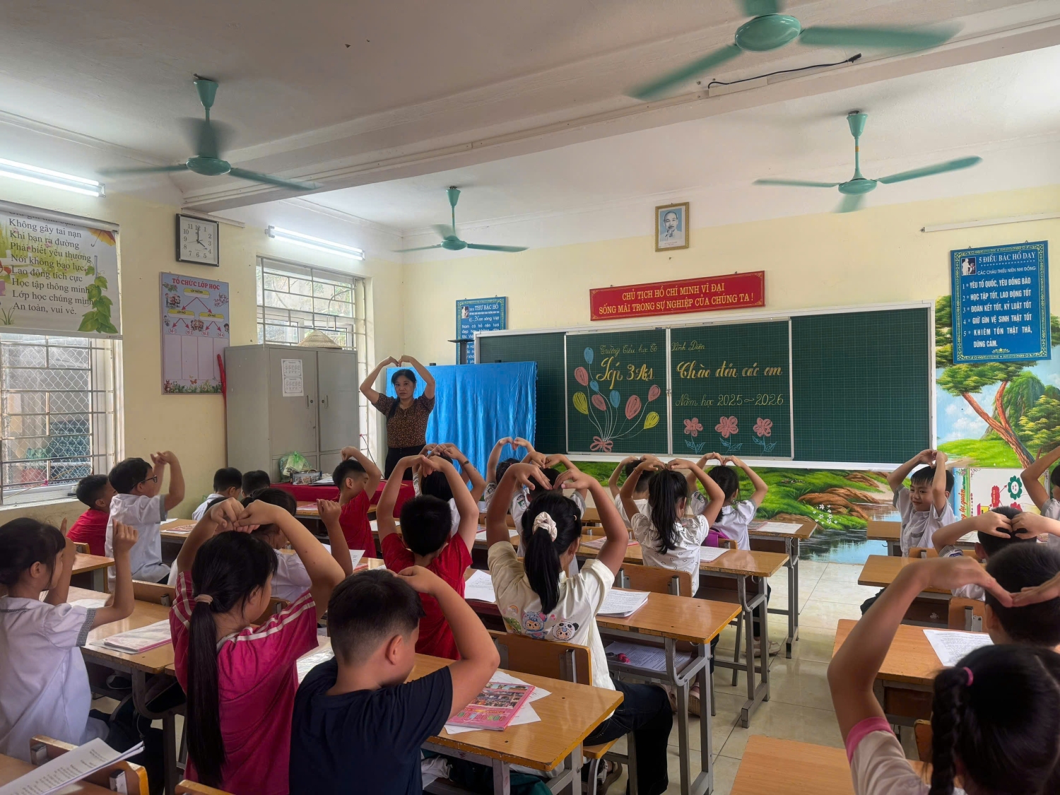 CÁC EM HỌC SINH TRƯỜNG TIỂU HỌC TÔ VĨNH DIỆN HÂN HOAN TỰU TRƯỜNG CHÀO ĐÓN NĂM HỌC MỚI 2025-2026