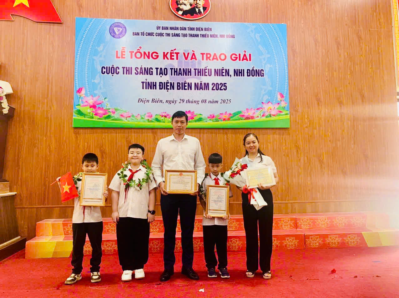 TRƯỜNG TIỂU HỌC TÔ VĨNH DIỆN NHẬN BẰNG KHEN CUỘC THI    SÁNG TẠO THANH THIẾU NIÊN, NHI ĐỒNG TỈNH ĐIỆN BIÊN LẦN THỨ IX