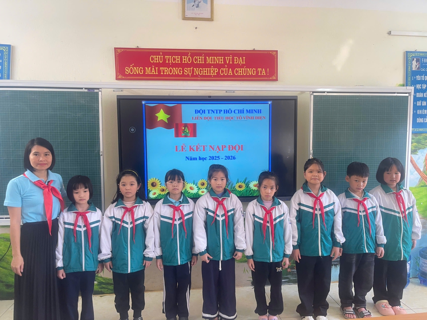 TRƯỜNG TIỂU HỌC TÔ VĨNH DIỆN LONG TRỌNG TỔ CHỨC LỄ KẾT NẠP ĐỘI VIÊN LẦN 1 NĂM HỌC 2025 – 2026