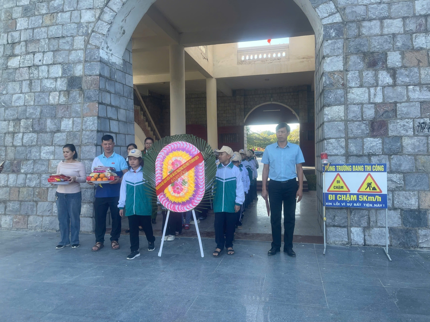 THẦY TRÒ TRƯỜNG TIỂU HỌC TÔ VĨNH DIỆN VIẾNG NGHĨA TRANG LIỆT SĨ A1 NHÂN KỶ  NIỆM 81 NĂM NGÀY THÀNH LẬP QUÂN ĐỘI NHÂN DÂN VIỆT NAM