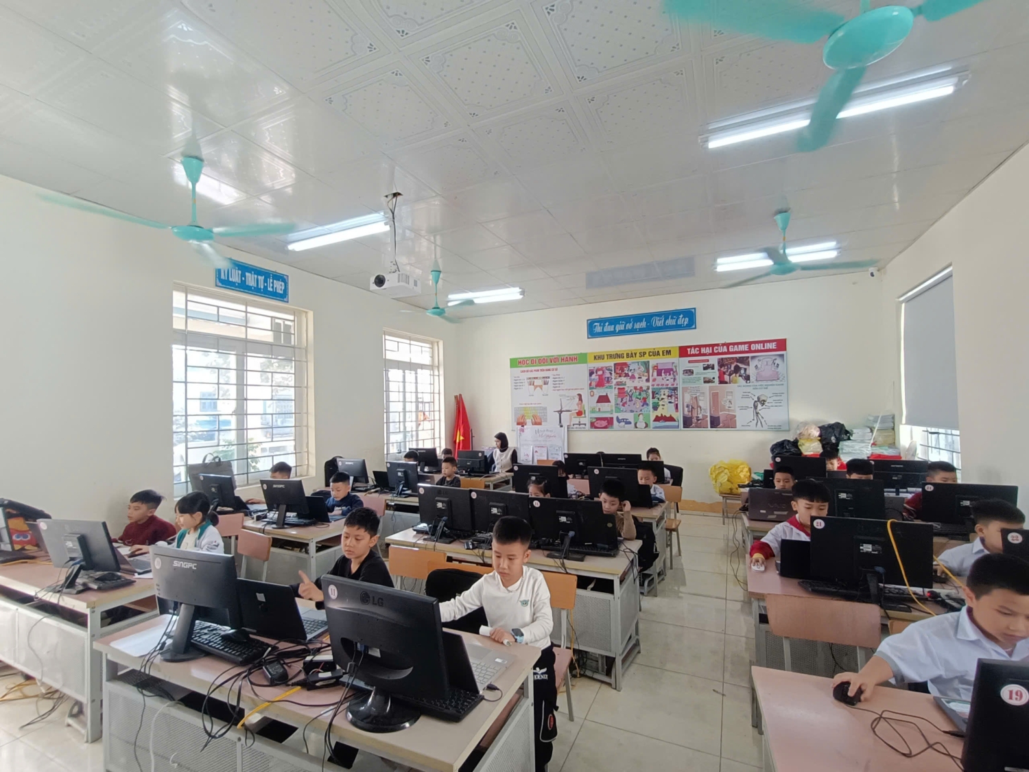 HỌC SINH TRƯỜNG TIỂU HỌC TÔ VĨNH DIỆN TÍCH CỰC THAM GIA CUỘC THI VIOLYMPIC TOÁN CẤP CỤM TRƯỜNG NĂM HỌC 2025 – 2026